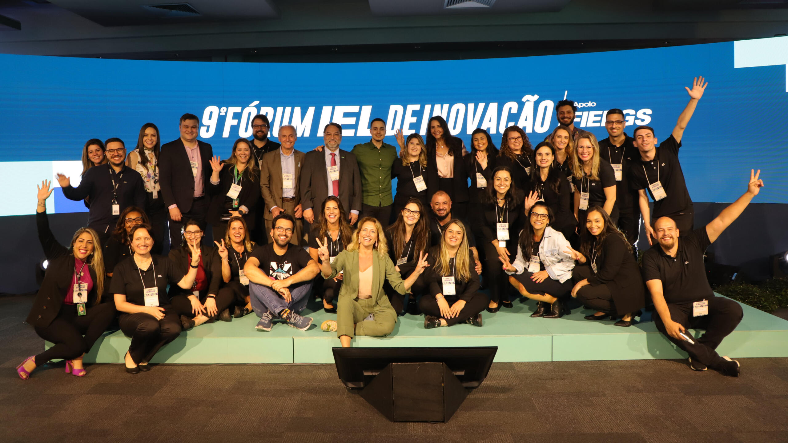 9º Fórum IEL de Inovação, realizado no Rio Grande do Sul Fotografia de diversas pessoas sorrindo sobre o palco